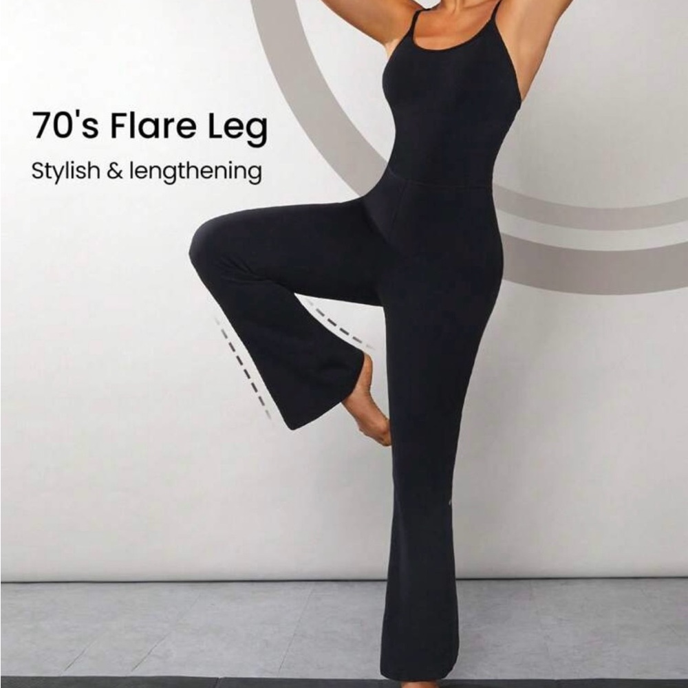 Black stretchy yoga jumpsuit with flare bottoms. Size Small ❤️